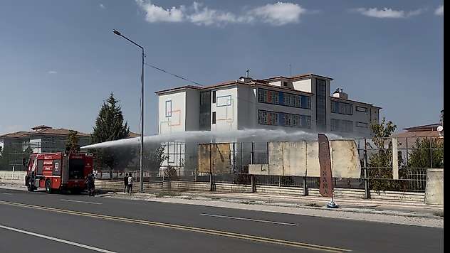 Okul Bahçesinde Çıkan Yangın Korkuttu
