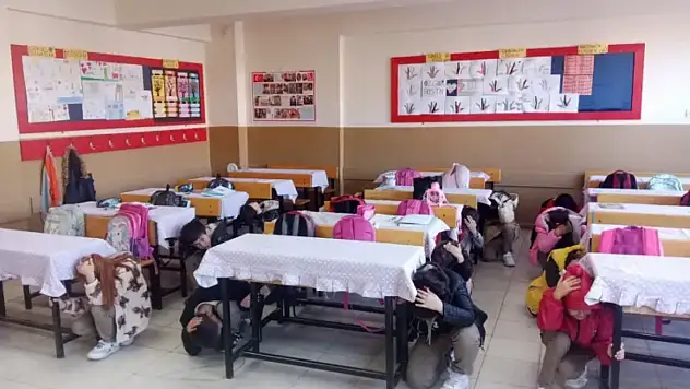 Okullarda Eş Zamanlı Tahliye Tatbikatları Gerçekleştirildi