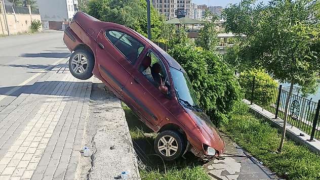 Otomobil Dereye Düşmekten Son Anda Kurtuldu