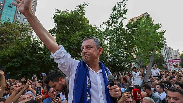Özgür Özel ve 90 milletvekili CHP'den ayrıldı