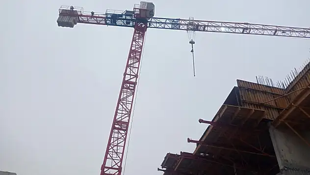 Paralarını Alamayan İşçiler İsyan Edip Kule Vinçe Çıktı