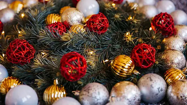 Parlak Yıldız Süsleri ile Yılbaşı Ağacınızı Işıldatın