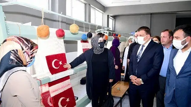 Pütürge'de devam etmekte olan halı dokuma kursunu ziyaret etti.