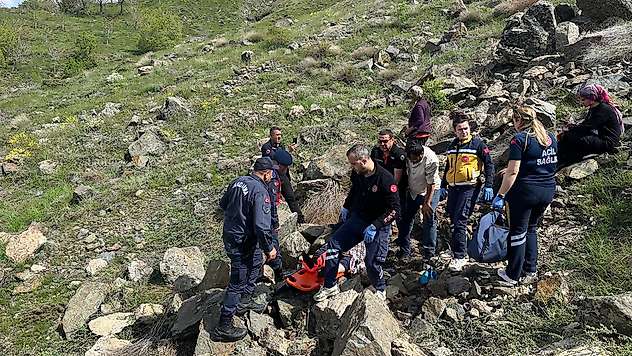 Pütürge'de Kayalıklardan Düşen Yaşlı Kadın Kurtarıldı