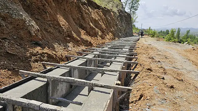 Pütürge ilçesi Taşmış Mahallesi'ne 6 bin 800 metrelik açık ve kapalı sistem olmak üzere sulama kanalı yapılıyor.