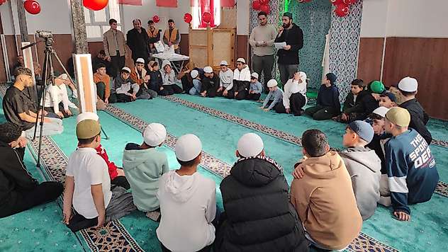 Ramazan ayı boyunca düzenli camiye giden çocuklar ödüllendirildi