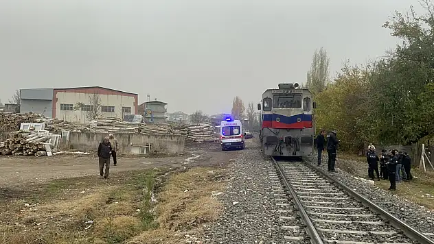 Rayların Üzerine Düşen Yaşlı Adam Tren Altında Kaldı