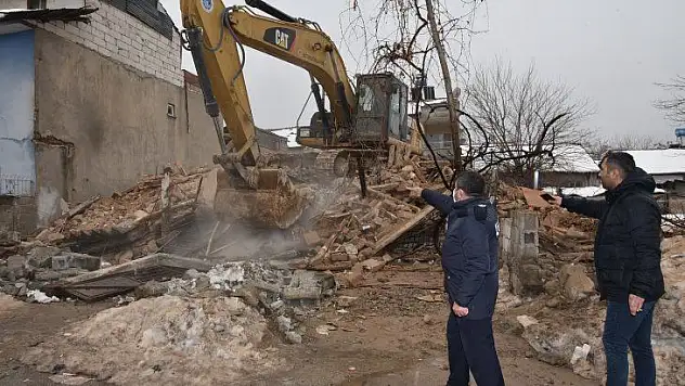 Risk Arz Eden Kerpiç Ev Battalgazi Belediyesi Ekipleri Tarafından Yıkıldı