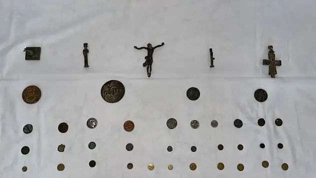 Roma Dönemine ait olduğu değerlendirilen (44)adet sikke ve (7) adet tarihi obje ele geçirilmiştir