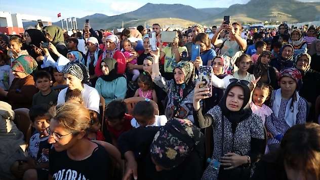 Sanatçı Yavuz Bingöl Malatya'da depremzedelere konser verdi