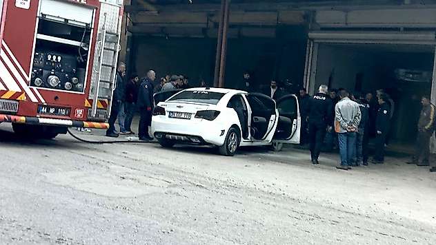 Sanayi Sitesinde Otomobil Yangını Korkuttu