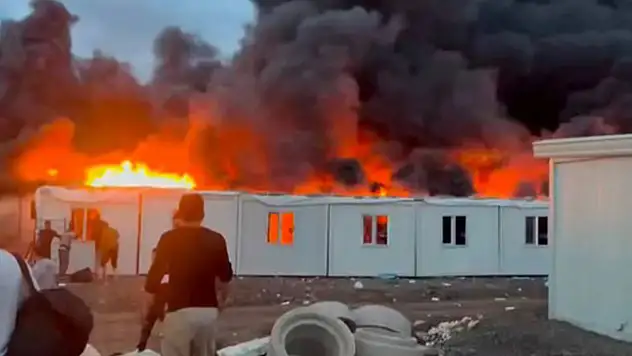 Şanlıurfa'da işçilerin kaldığı 50 konteyner yandı