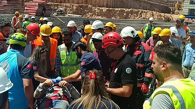 Şantiyede demir kalıp çöktü: Bir işçi yaralı