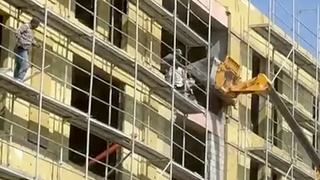 Şantiyede Feci Kaza: İşçi Kepçe ile Duvar Arasında Sıkıştı