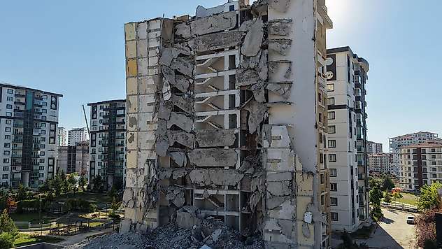 Şehristan Evleri'nde Yıkım Durdu: Beton ve Demir İş Makinelerini Durdurdu