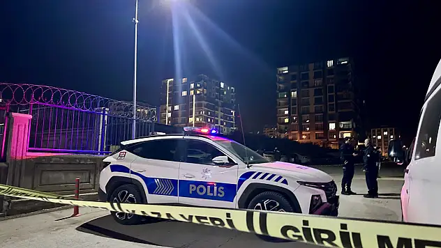 Silahlı saldırı sonrası karakol önünde kan aktı: 2 kişi bıçaklandı