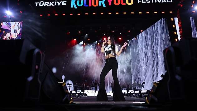Simge, Malatya Kültür Yolu Festivali'nde Coşkuyu Zirveye Taşıdı