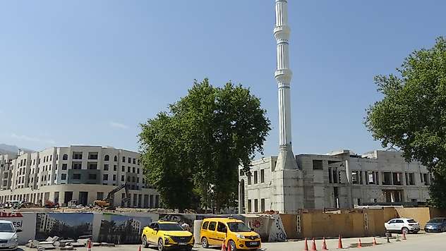 Söğütlü Camii için 'kot' uyarısı: Camimiz çukurda kalıyor!