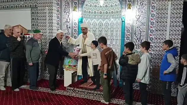 Son teravih namazında 'Dede-Torun Buluşması' etkinliği