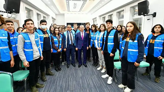 'Sosyal Yardım Kulübü' öğrencileriyle bir araya geldi.