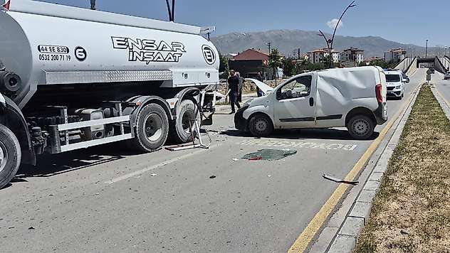 Su Tankerine Çarpan Araçta Can Pazarı: 1 Ağır Yaralı