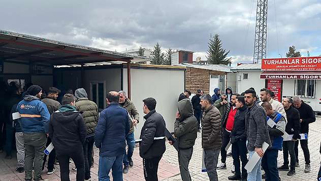 Sürücüler Plaka Değiştirmek İçin Sıraya Girdi