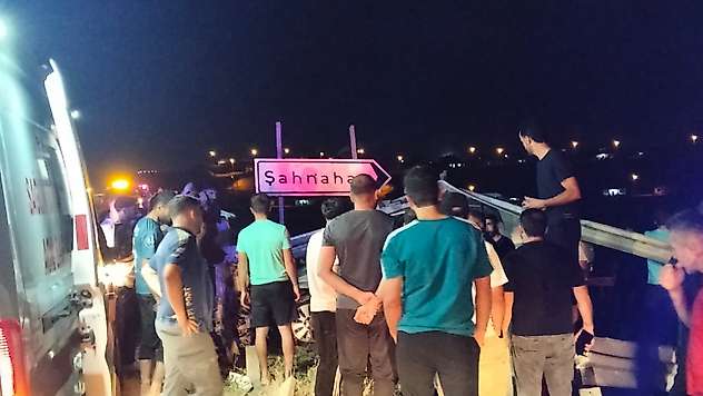 Taksi Şoförü Bariyerlere Çarpan Araçta Hayatını Kaybetti