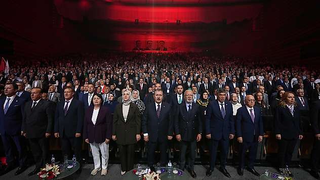 Tarihi Kurultayda Destici'ye Tam Destek