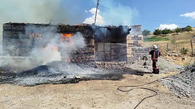 Tatkınık Mahallesi'nde Metruk Ev Alev Aldı, İtfaiye Müdahale Etti