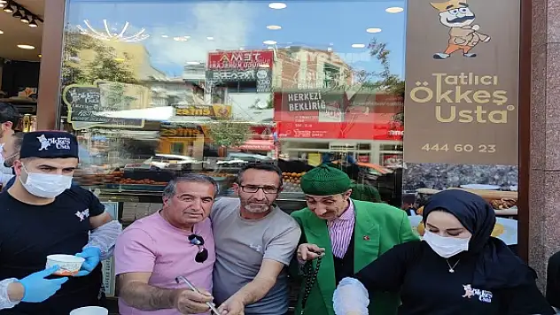 Tatlıcı Ökkeş Usta Mağazalarının Aşure İkramı Etkinliğine Yoğun İlgi