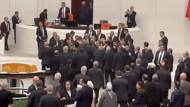 TBMM'de 'Maket Tabut' Gerginliği, En Düşük Emekli Aylığı 20 Bin TL Oldu