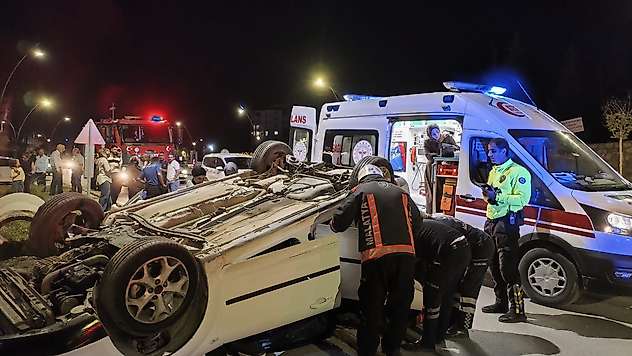 Tecde'de Otomobil Takla Attı: 2 Yaralı