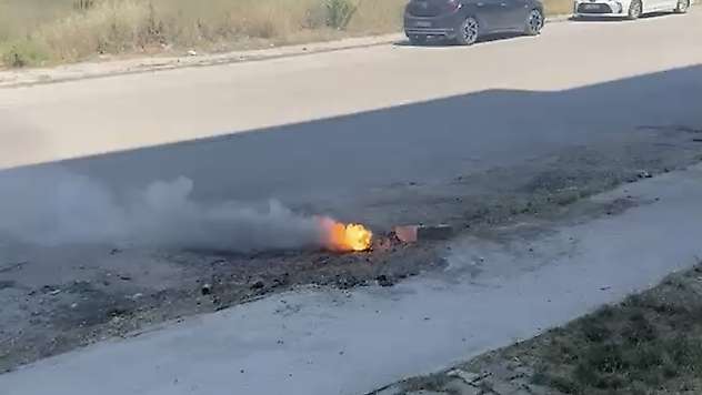 Tecde'de Yer Altı Elektrik Hattında Yangın: Sokak Trafiğe Kapatıldı