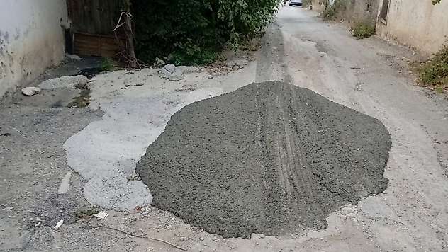 Tecde'de Yola Dökülen Beton Tepki Çekti: Muhtardan Sürücüye Sert Sözler