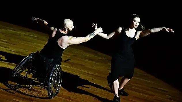 Tekerlekli sandalyede dans büyüledi