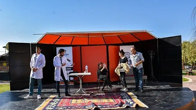 'Tekno Acil' isimli tek perdelik tiyatro gösterisi düzenlendi