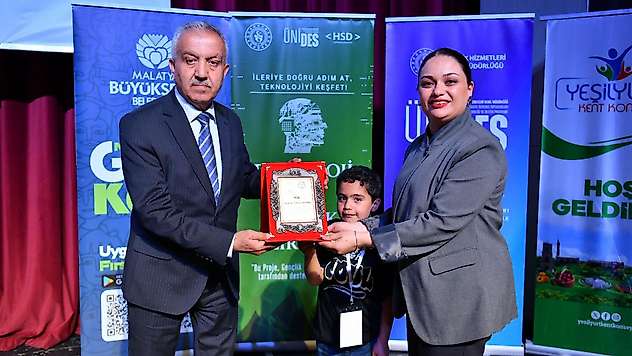 Teknoloji Tutkunları Yeşilyurt'taki Zirvede Bir Araya Geldi