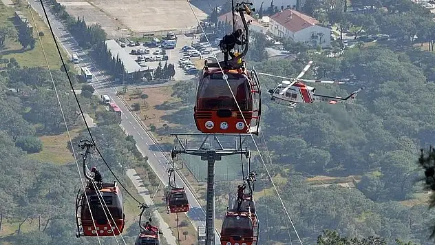 Teleferikte mahsur kalan kazazedelerden Hatice Polat, kurtarılmasının ardından yeri öperek şükretti