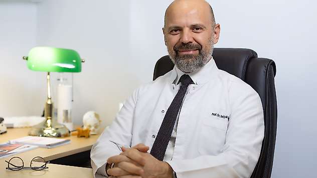 Telefon Boynu Alarmı: Boyun Fıtığı Artık 20'li Yaşlarda
