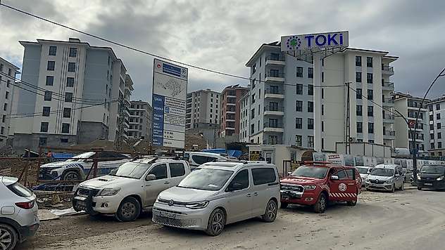TOKİ Şantiyesinde Çatıya Çıkan İşçiler Maaşlarını İstedi