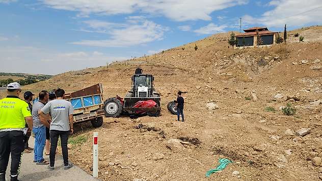 Traktör Şarampole Devrildi: 2 Yaralı
