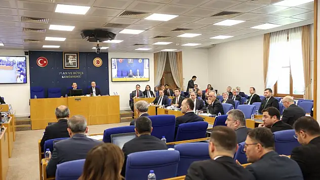 TRT düzenlemeleri ve 35 yaş sınırı içeren kanun teklifi Komisyon'da kabul edildi