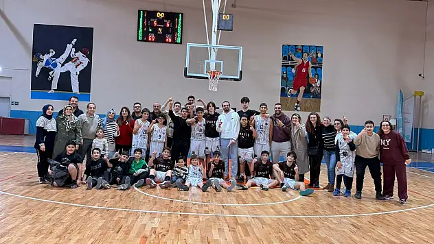 U14 Erkekler Basketbolda Sportif Basketbol'dan Namağlup Şampiyonluk