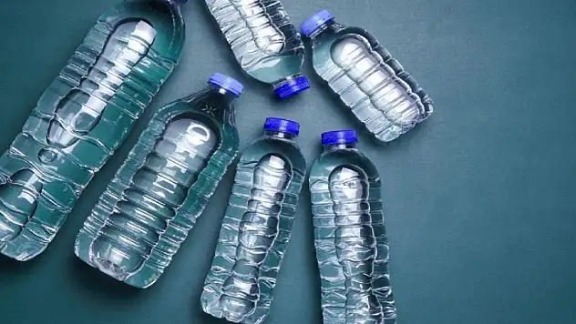 Uçak Yolculuklarında Sağlık Önceliği: Yolculara En Az 200 ml Su Verilecek