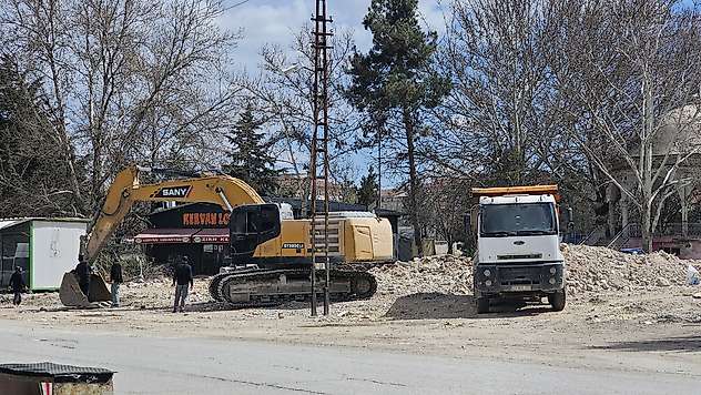 Uğur Sanayi Sitesi'nde Yıkım Sürüyor, Esnaf Belirsizlikte