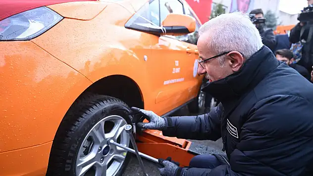 Ulaştırma Ve Altyapı Bakanı Abdulkadir Uraloğlu, Karayolları Genel Müdürlüğü Makine Teslim Töreni'ne Katıldı