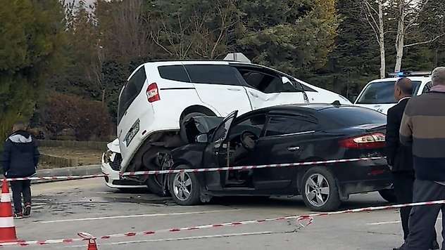 Üniversite Kampüsünde Üç Araçlı Kaza: 3 Yaralı