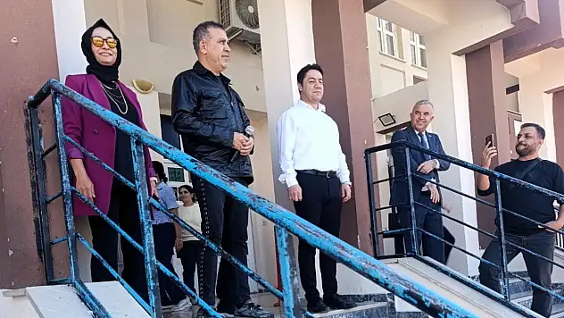 Ünlü Şarkıcı Haluk Levent'ten Barguzu Ortaokulu'nda Mini Konser