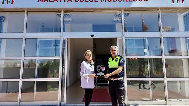 Üşüyen çocuğa çorabını veren Malatyalı polise Fair Play ödülü