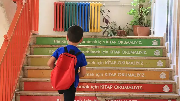 Utangaç çocuklar aile ve öğretmenleri tarafından desteklenmeli!